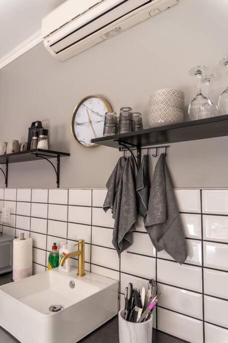 Modern Private , WIFI, smart TV, close to the N1 - Housity