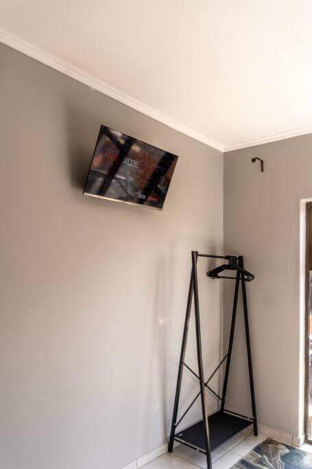Modern Private , WIFI, smart TV, close to the N1 - Housity
