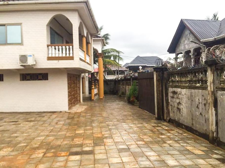 Spacious 2-bedroom apartment with on-site parking - Adonkia - Freetown, Sierra Leone - Housity