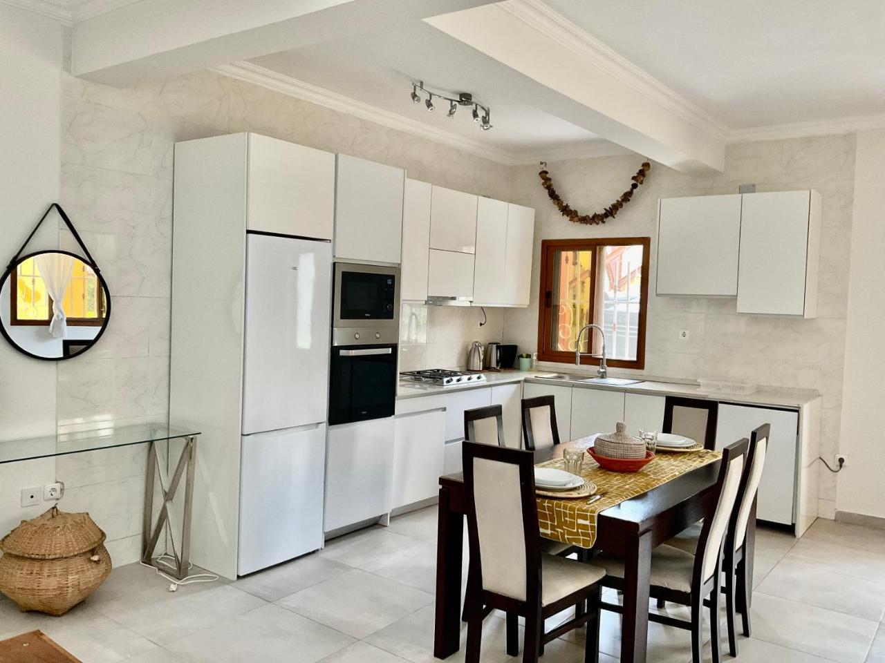 Casa Amarela  with Wi-Fi and Kitchen - Housity