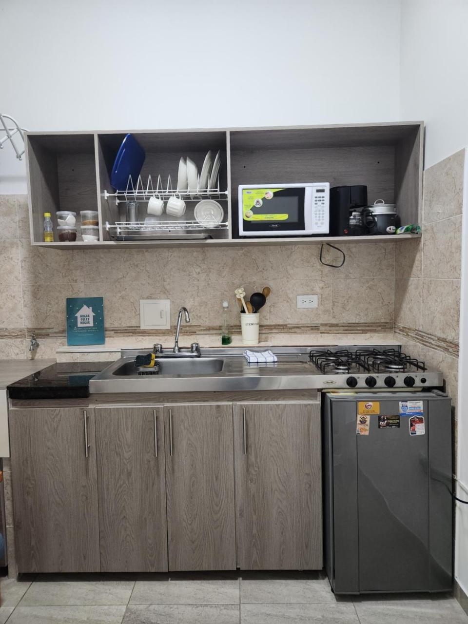 DESCANSO REAL APARTAESTUDIO en primer piso, Aire Acondicionado, Cocina equipada, Netflix, parqueadero para moto - Housity