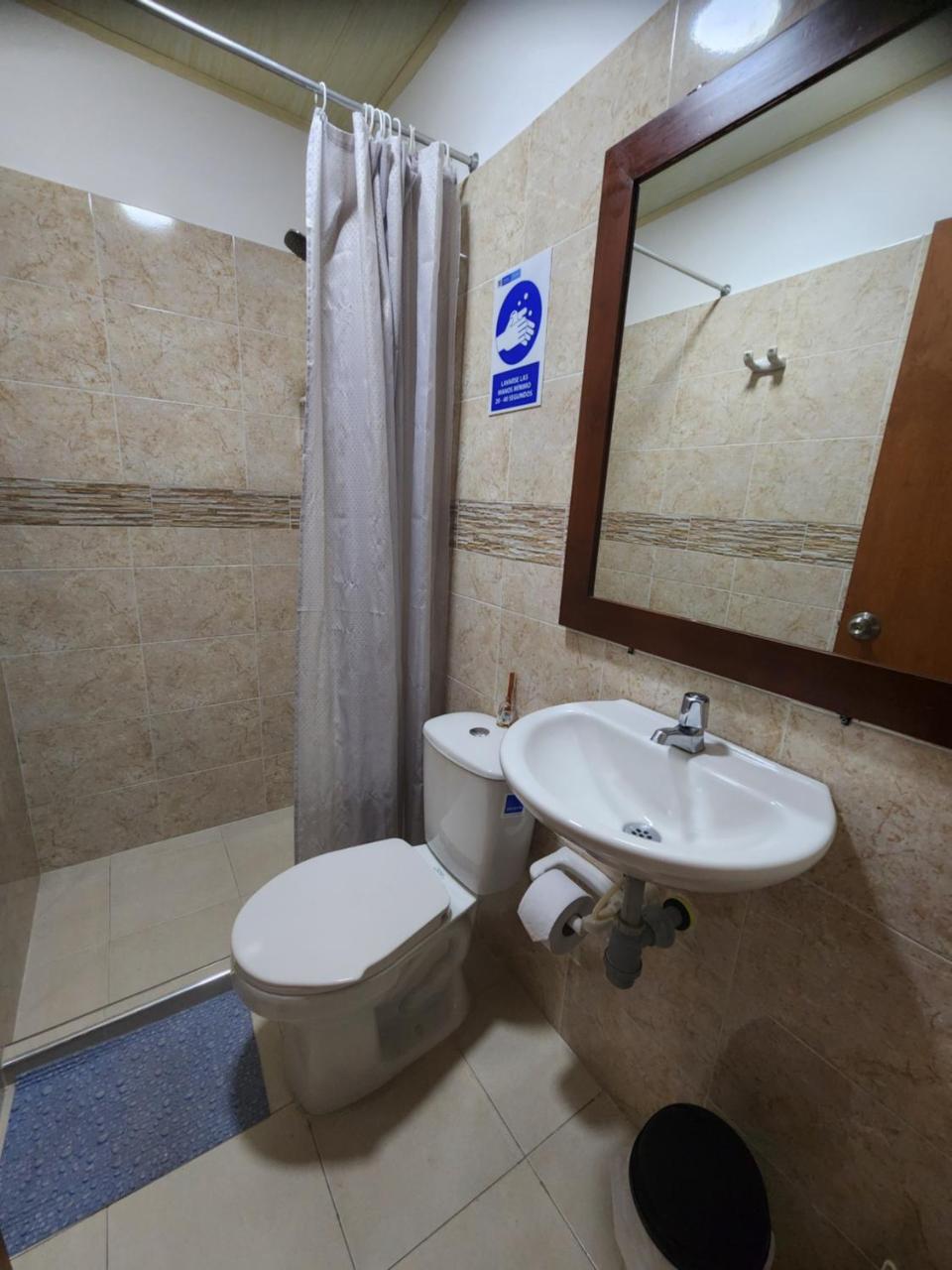 DESCANSO REAL APARTAESTUDIO en primer piso, Aire Acondicionado, Cocina equipada, Netflix, parqueadero para moto - Housity