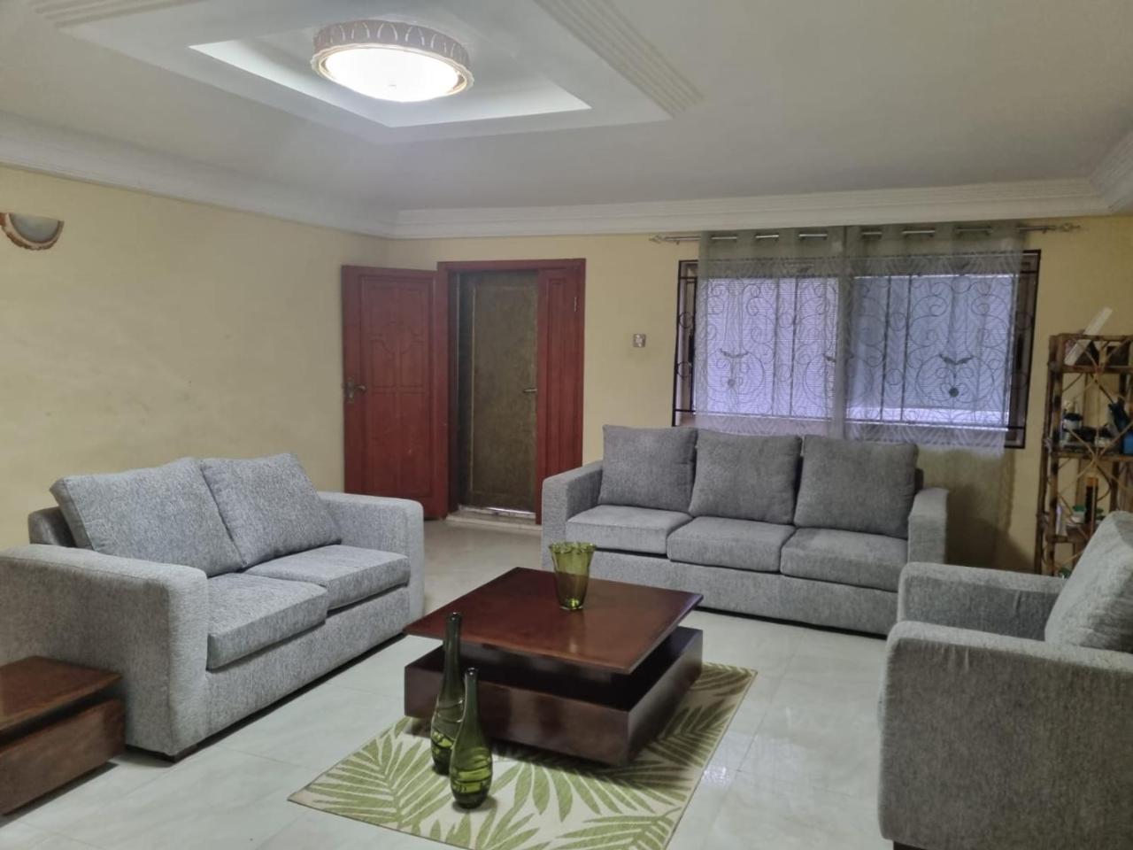 Spacious 2-bedroom apartment with on-site parking - Adonkia - Freetown, Sierra Leone - Housity