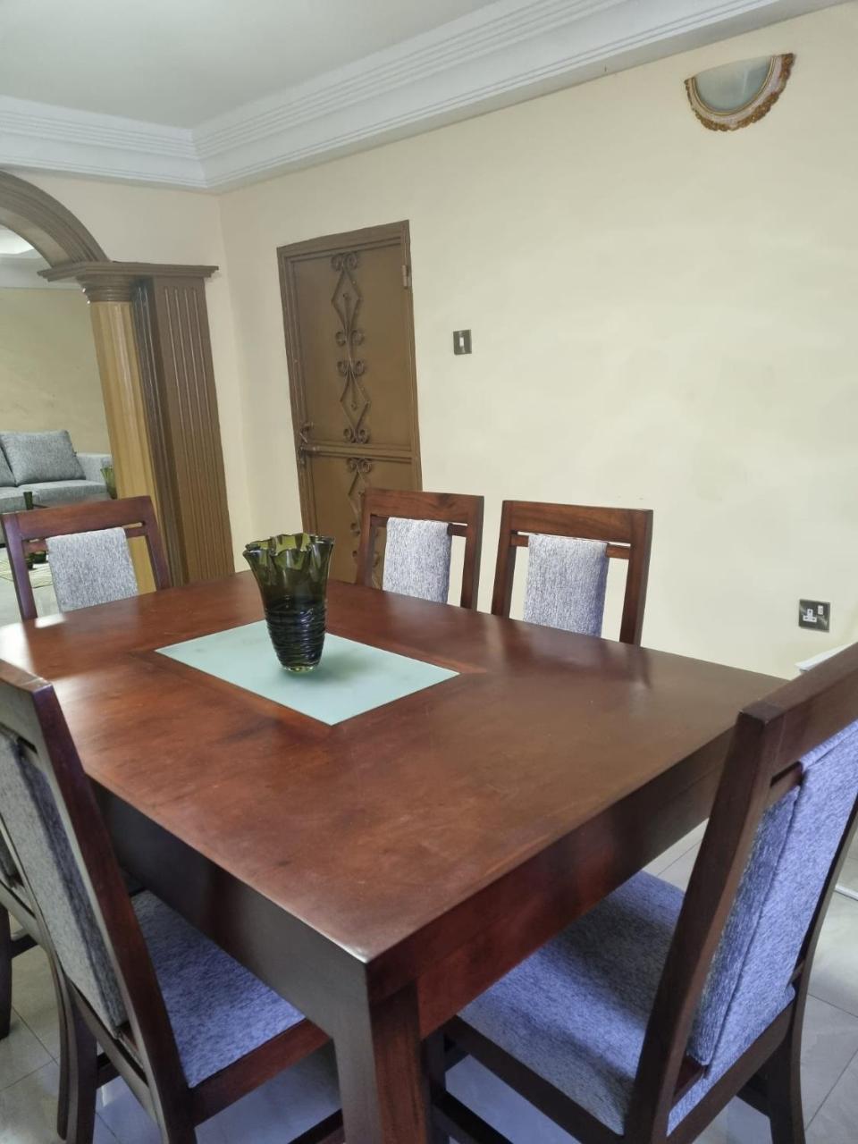 Spacious 2-bedroom apartment with on-site parking - Adonkia - Freetown, Sierra Leone - Housity