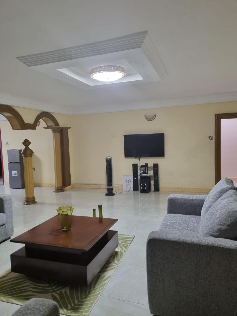 Spacious 2-bedroom apartment with on-site parking - Adonkia - Freetown, Sierra Leone - Housity