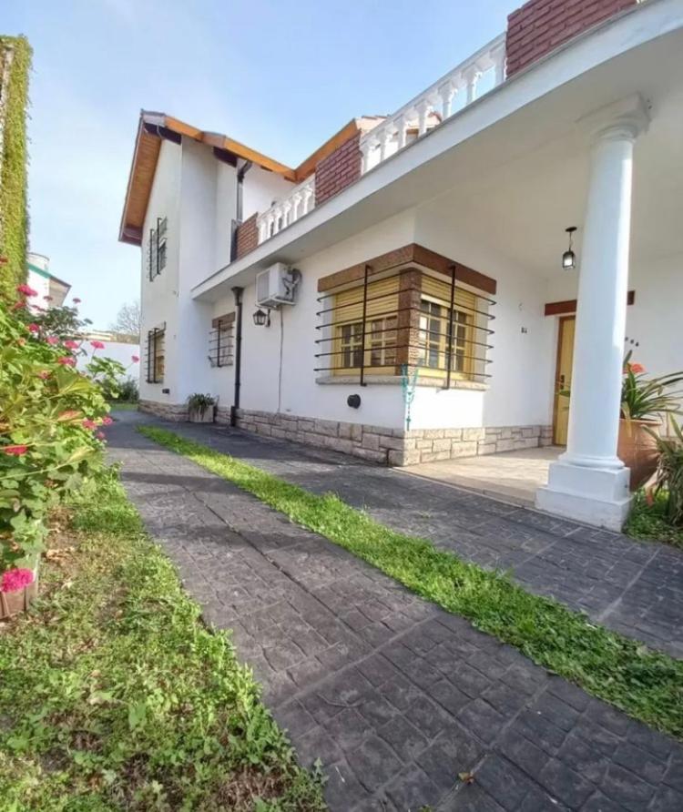 Lindo y sencillo chalet en Martínez - Housity