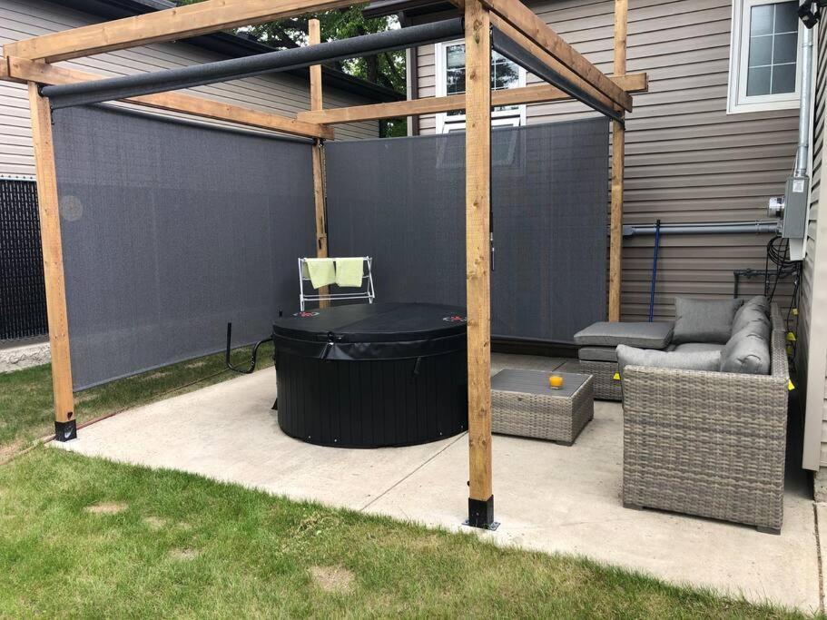 HOTTUB - Cozy Comfy Studio w/ 3 Queen Beds - Housity