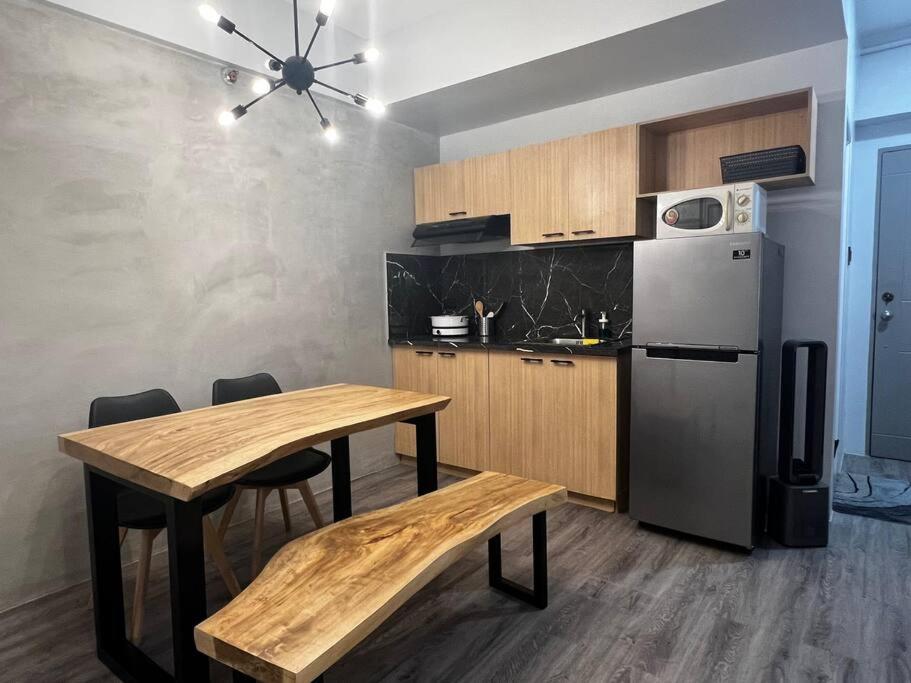 Newly Renovated Industrial Minimalist Pad - Housity