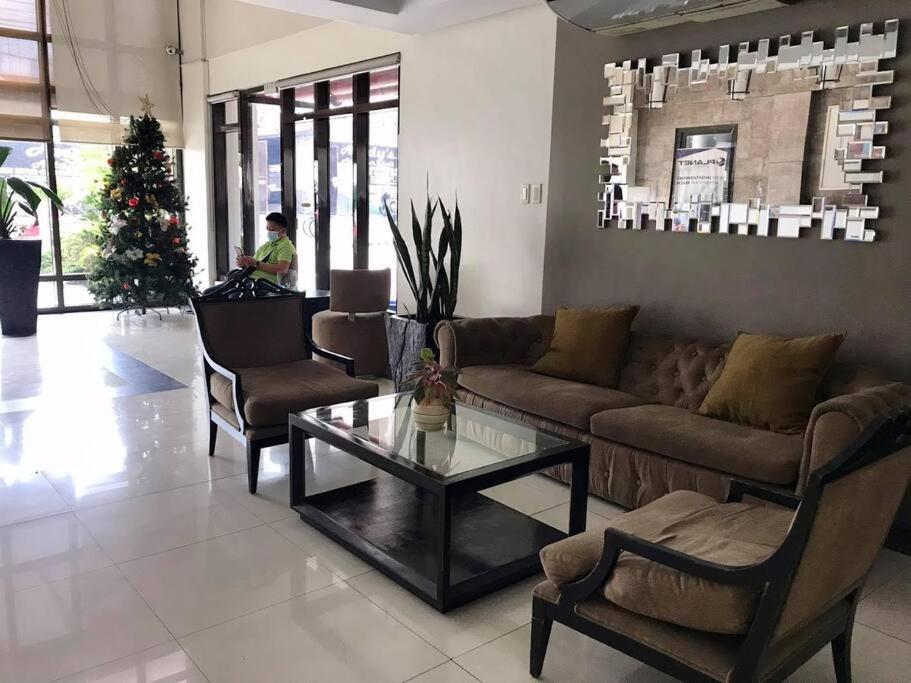 Newly Renovated Industrial Minimalist Pad - Housity
