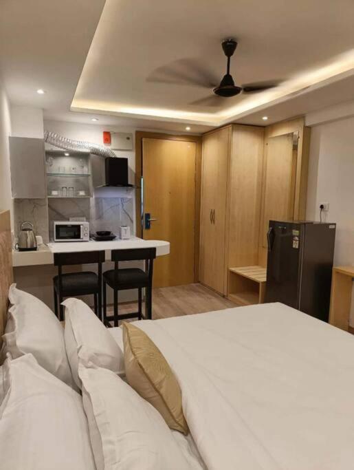 1. Luxurious studio appt. under most happening brewery in city !! - Housity