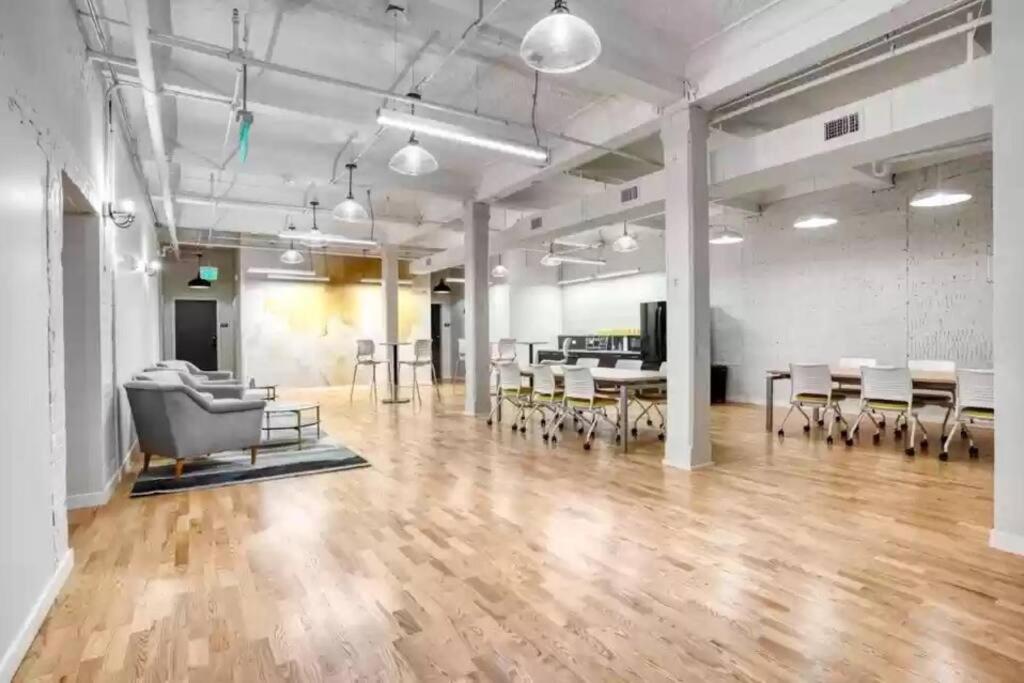 Downtown Hartford Beauty - Free Parking and Internet - Housity