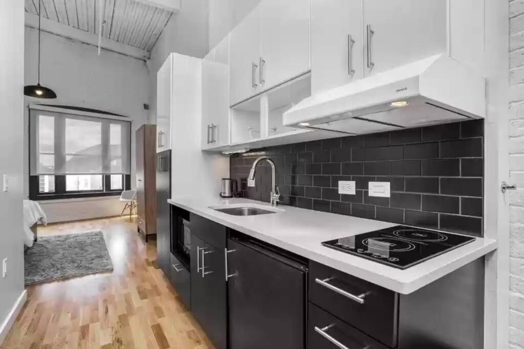 Downtown Hartford Beauty - Free Parking and Internet - Housity