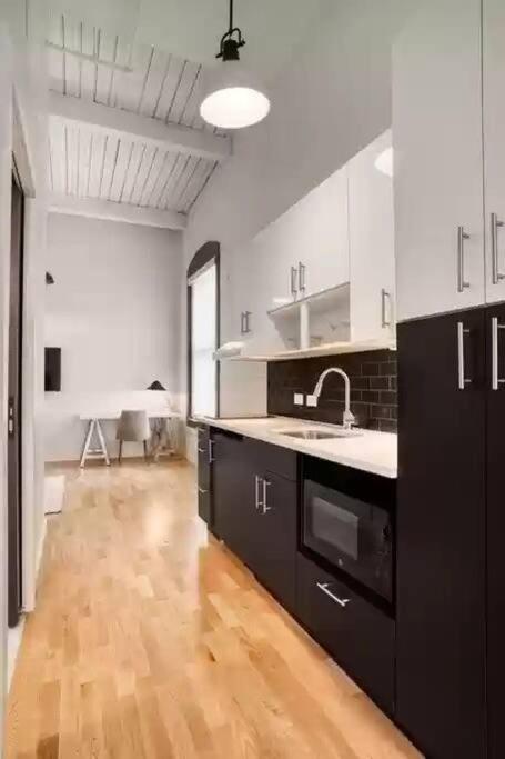 Downtown Hartford Beauty - Free Parking and Internet - Housity