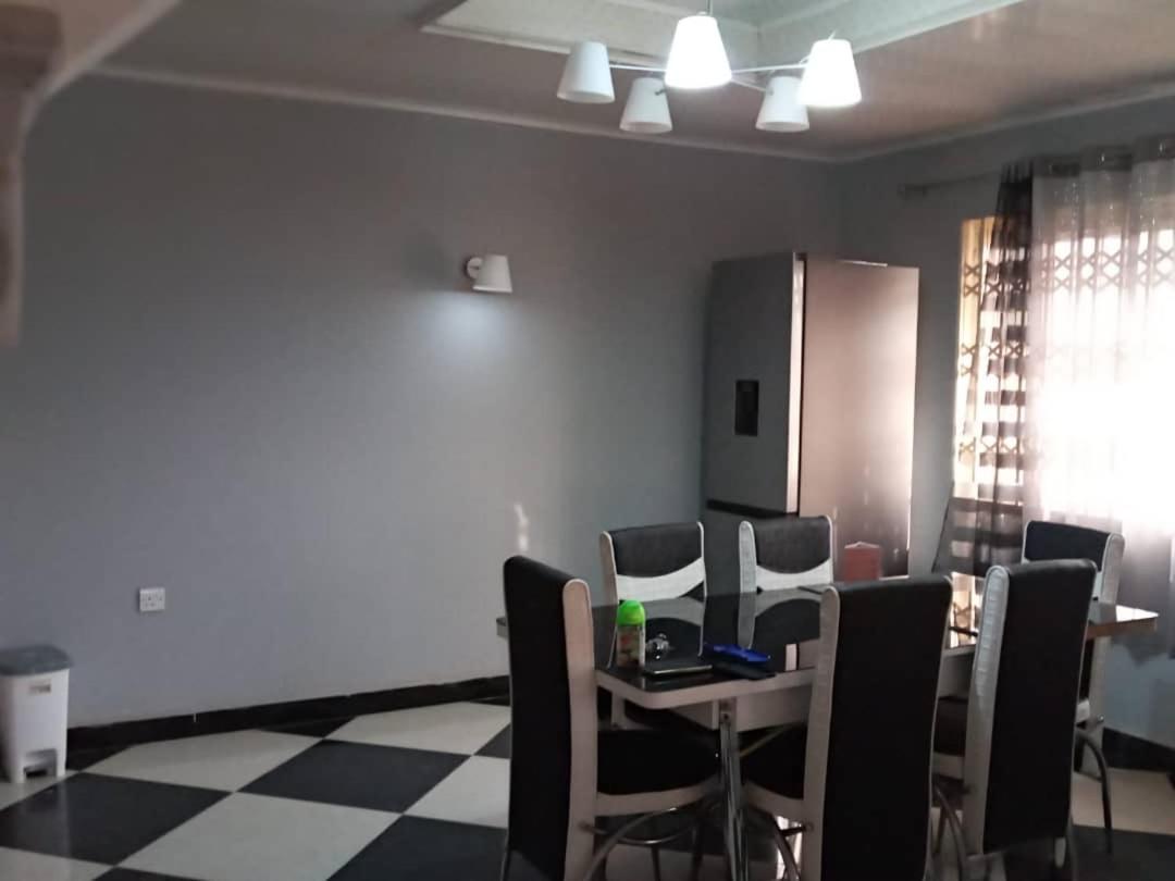 Well presented apartment with 2 master bedrooms. - Housity