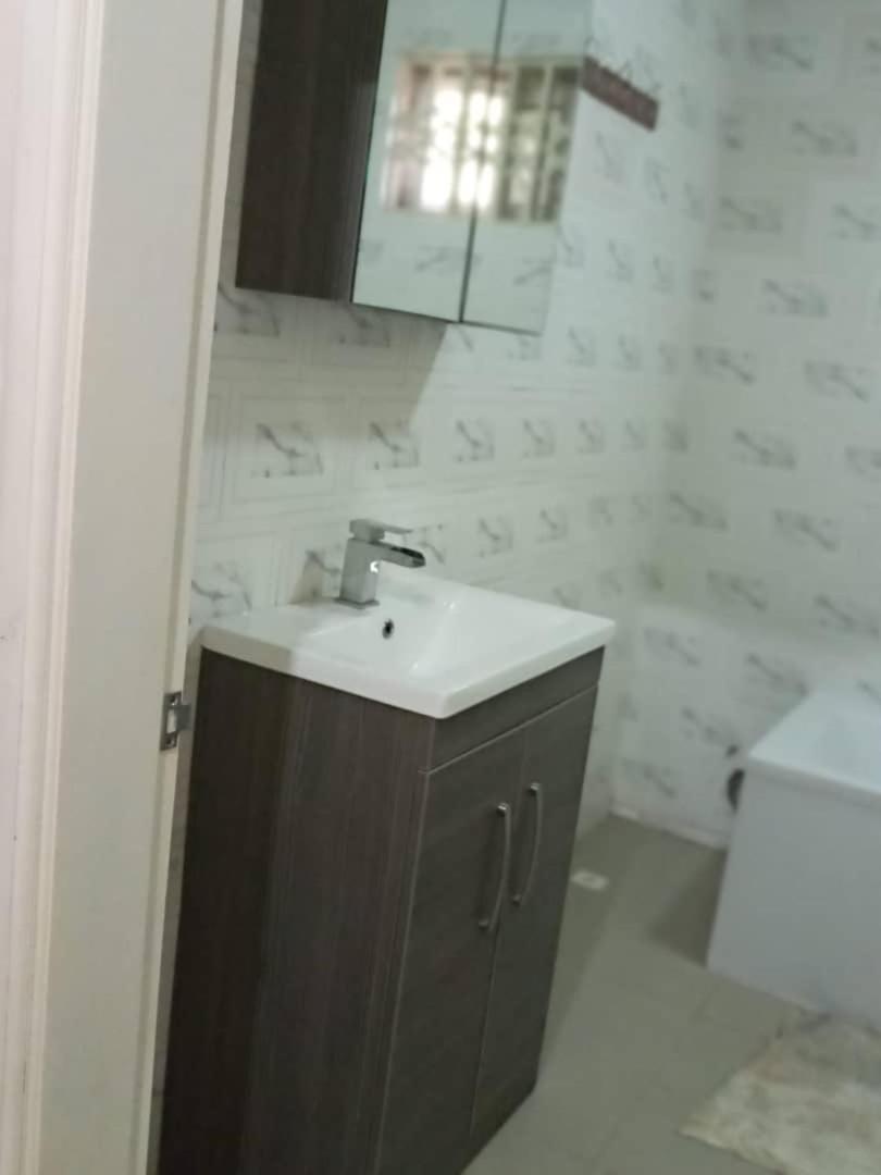 Well presented apartment with 2 master bedrooms. - Housity