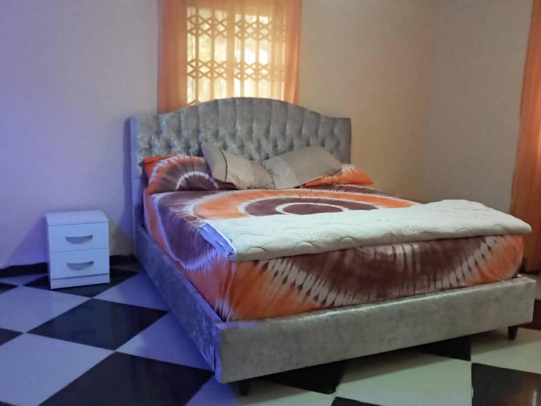 Well presented apartment with 2 master bedrooms. - Housity