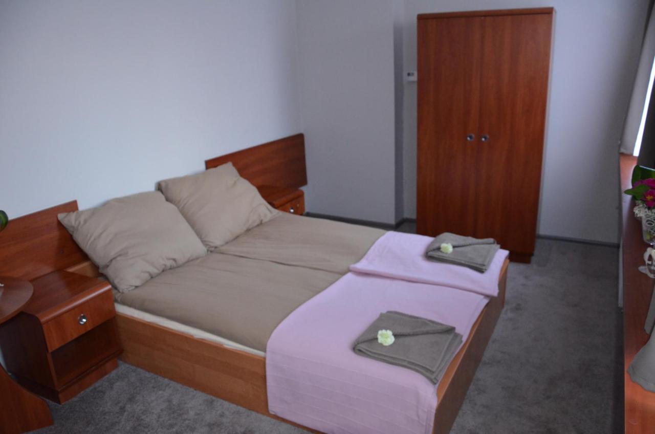 Pokoje pracownicze -La Strada - Housity