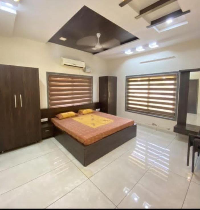 Party plot with stay - Housity