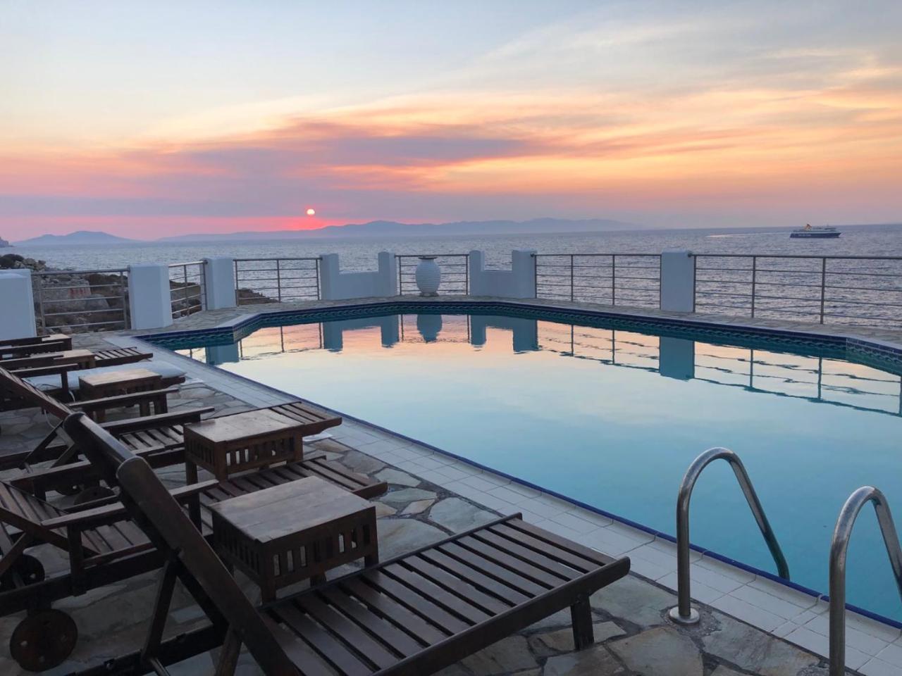 Image: SeaRock Rooms and Suites