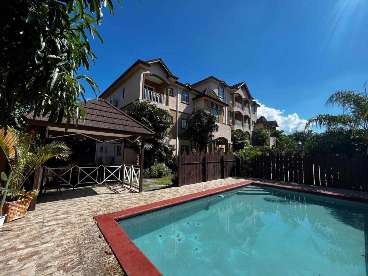 2 Bedroom Condo - Housity