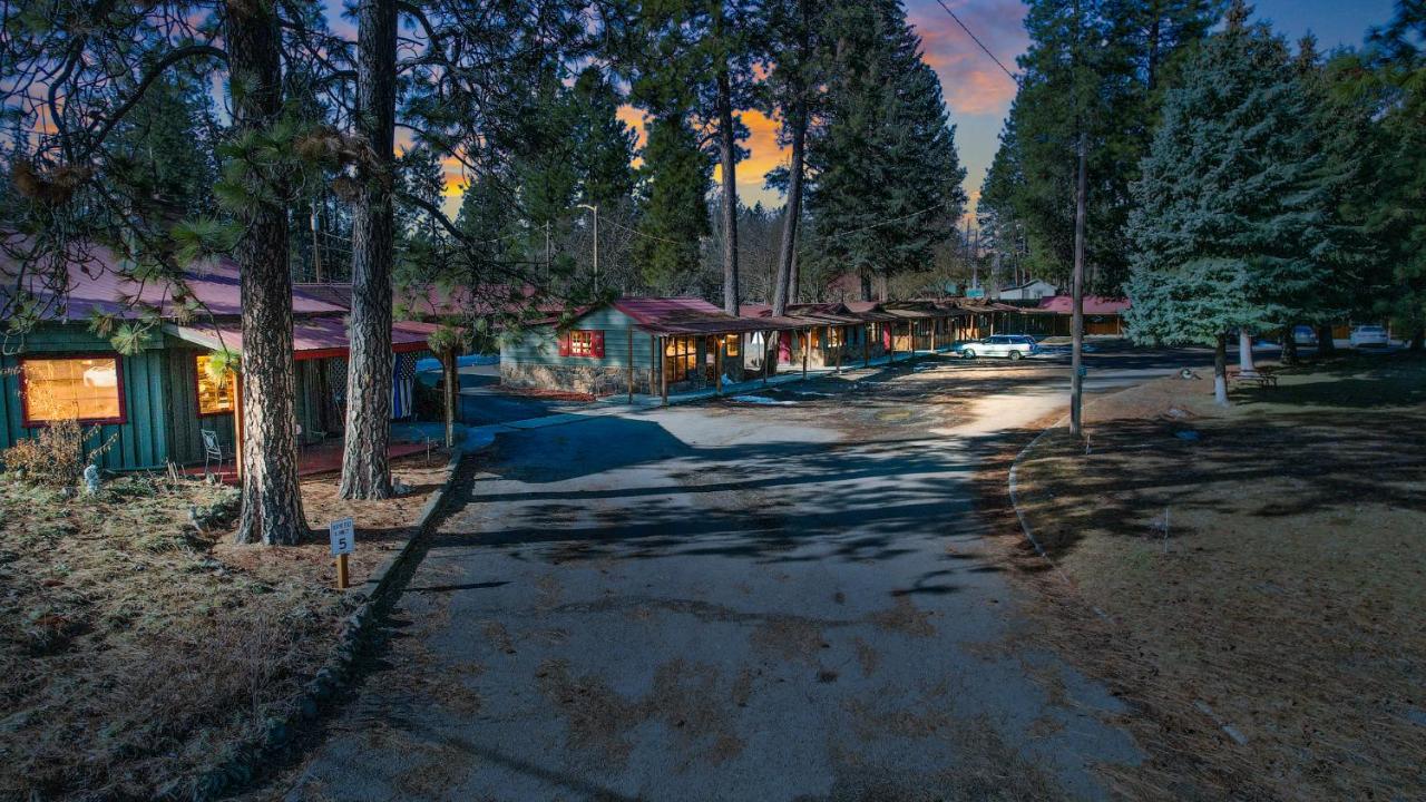 Image: Cedar Village Motel