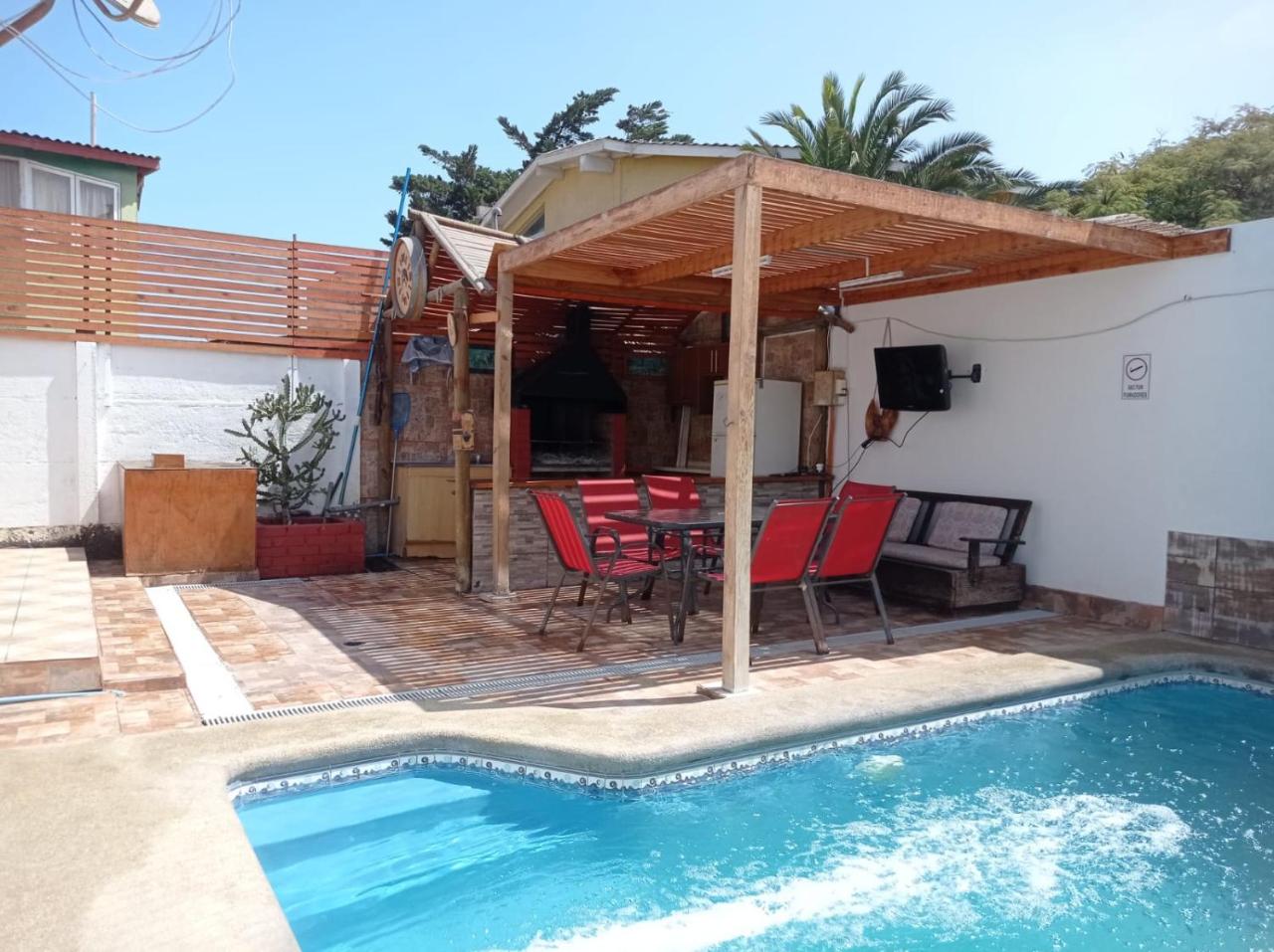 C�moda casa con piscina