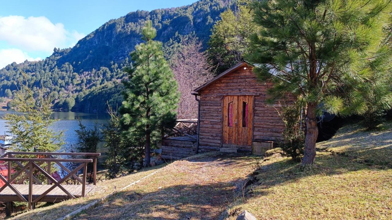 Tierras altas de la Patagonia- Caba�a peque�a junto a la Laguna cea