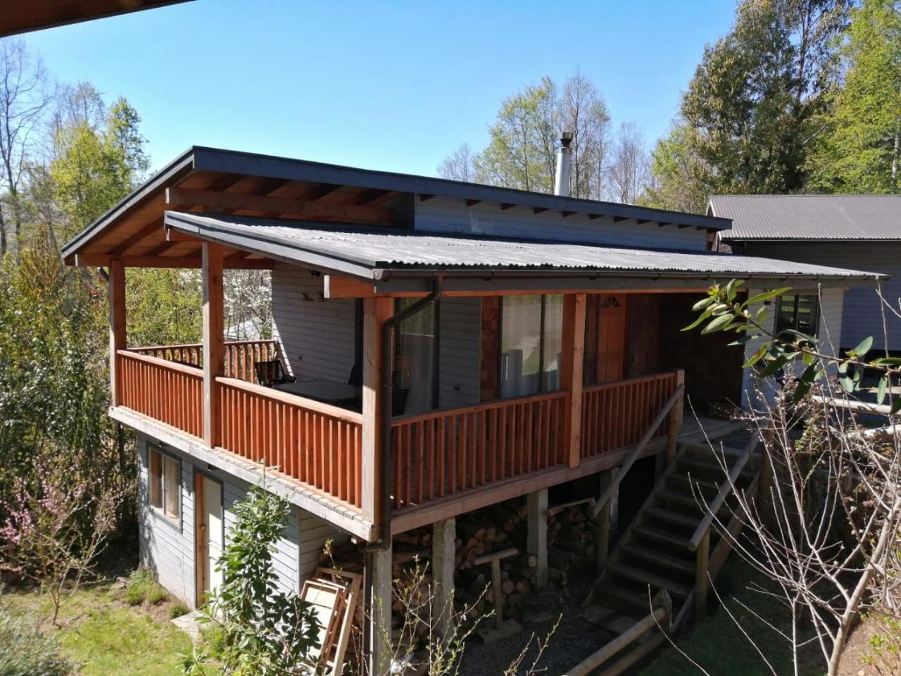 Caba�a Pucon-Villarrica pasos del Lago