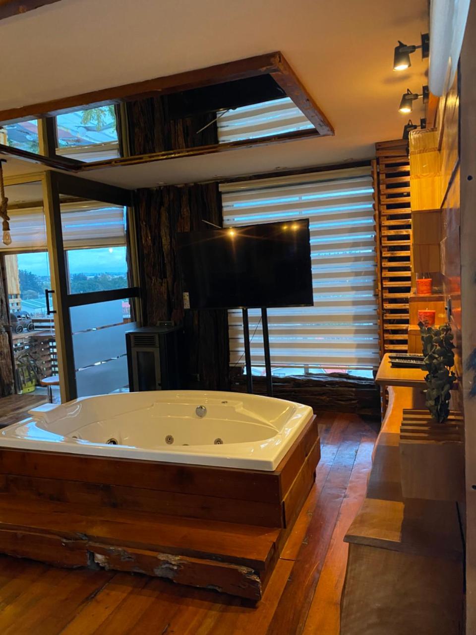 Temuco Centro Depto r�stico incluye estacionamiento, estufa Pellet y Jacuzzi Nuevo en la App Mismo anfitri�n Depto �nico y r�stico a pasos de todo