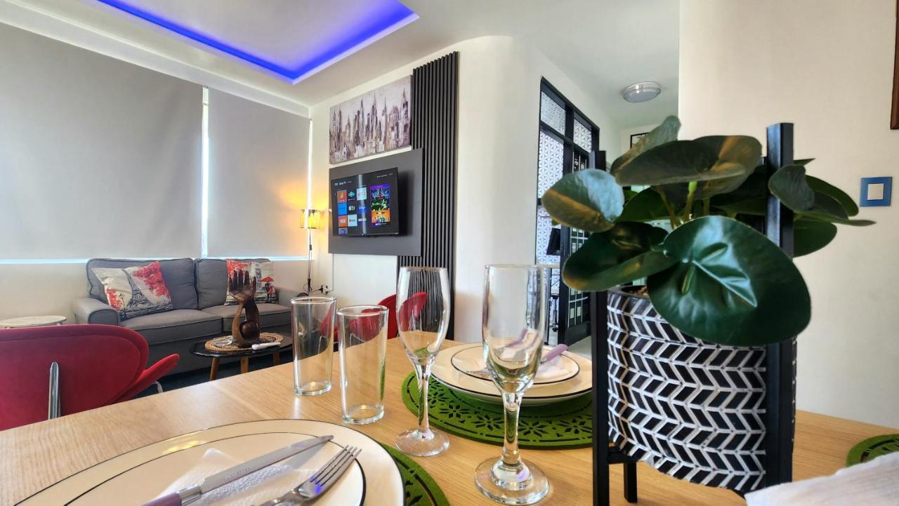 C�ntrico, c�modo, espacioso, moderno y familiar.