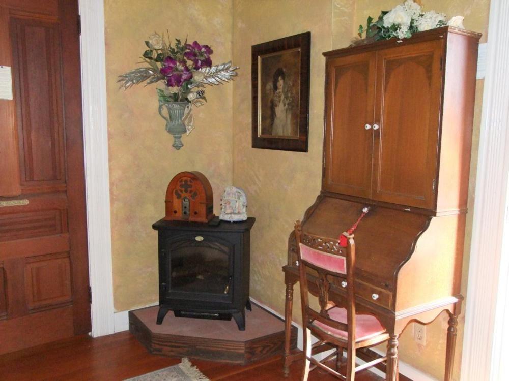 Robins Nest Bed & Breakfast - Housity