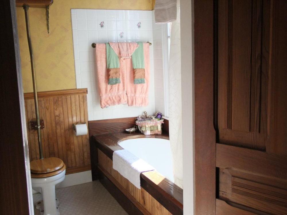 Robins Nest Bed & Breakfast - Housity