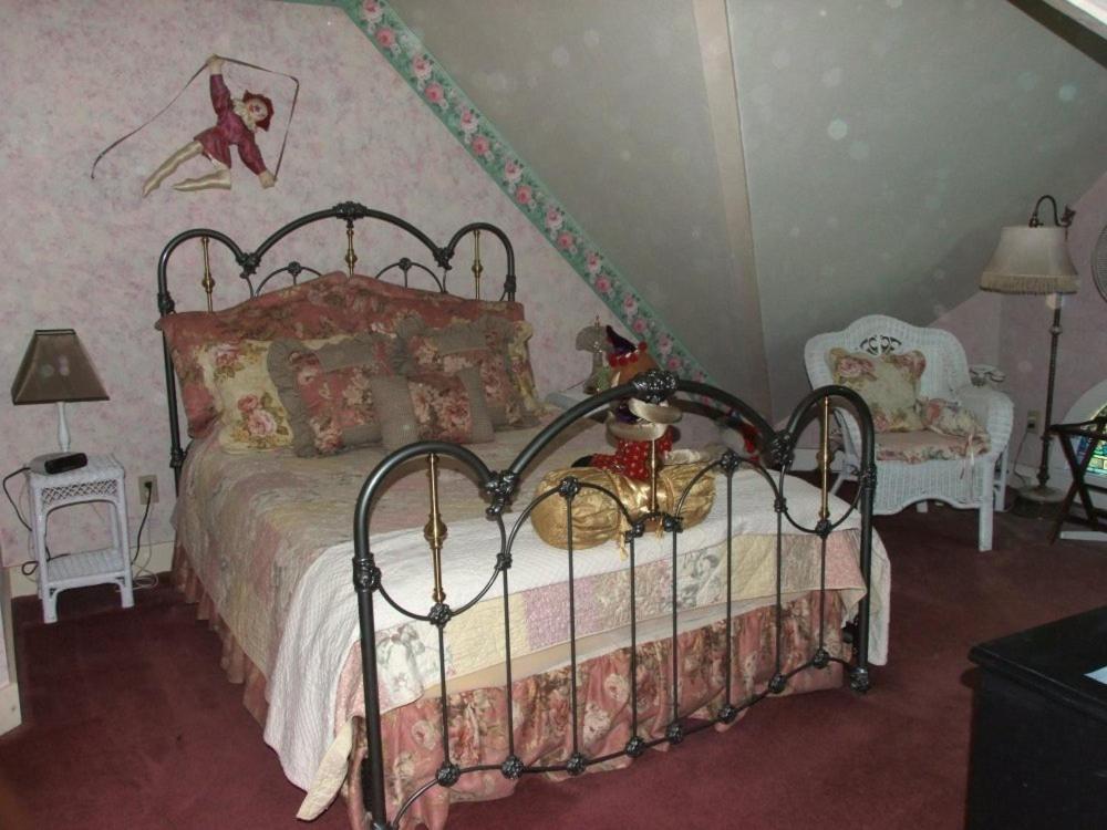 Robins Nest Bed & Breakfast - Housity