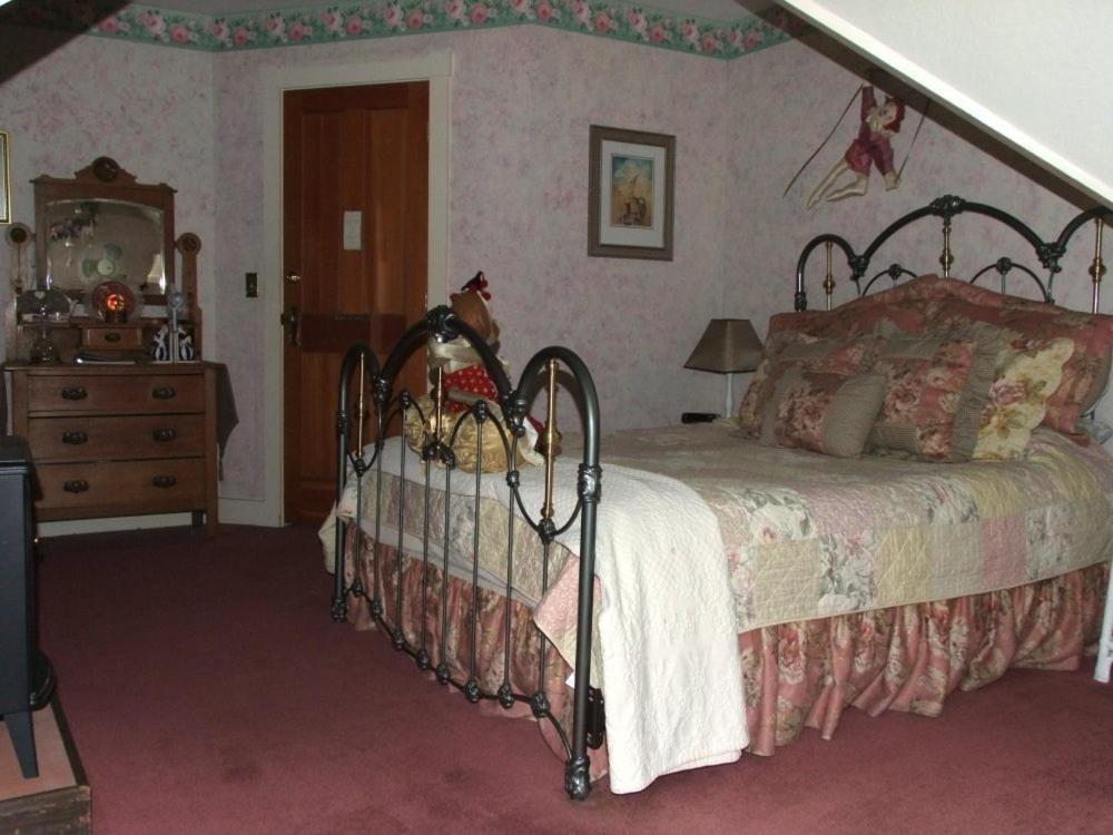Robins Nest Bed & Breakfast - Housity