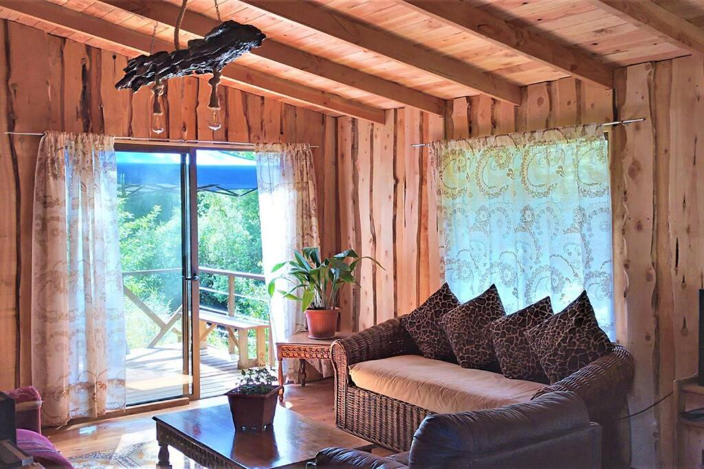 Hermosa Caba�a a orilla de rio.