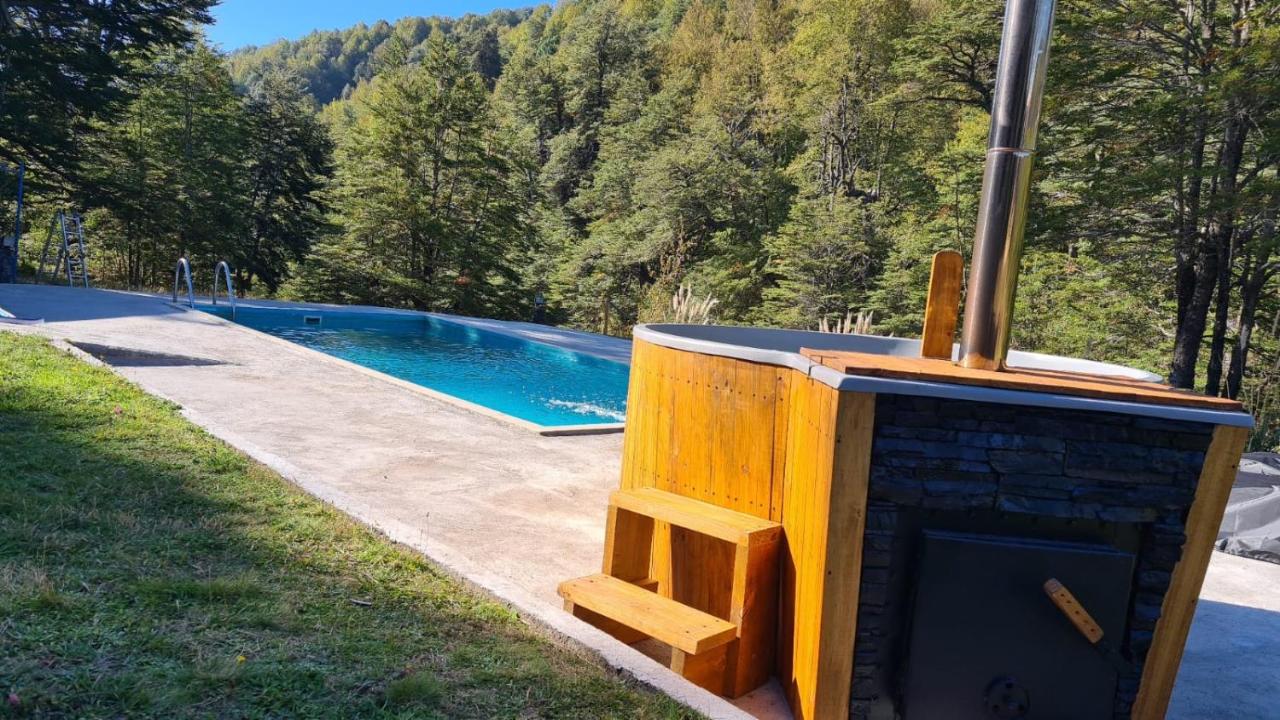 Vista al volc�n con tinaja y r�o en Conguill�o