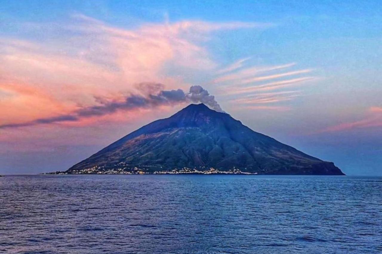 Image: Stromboli Suite Apartment with Terrace Volcano & Sea view