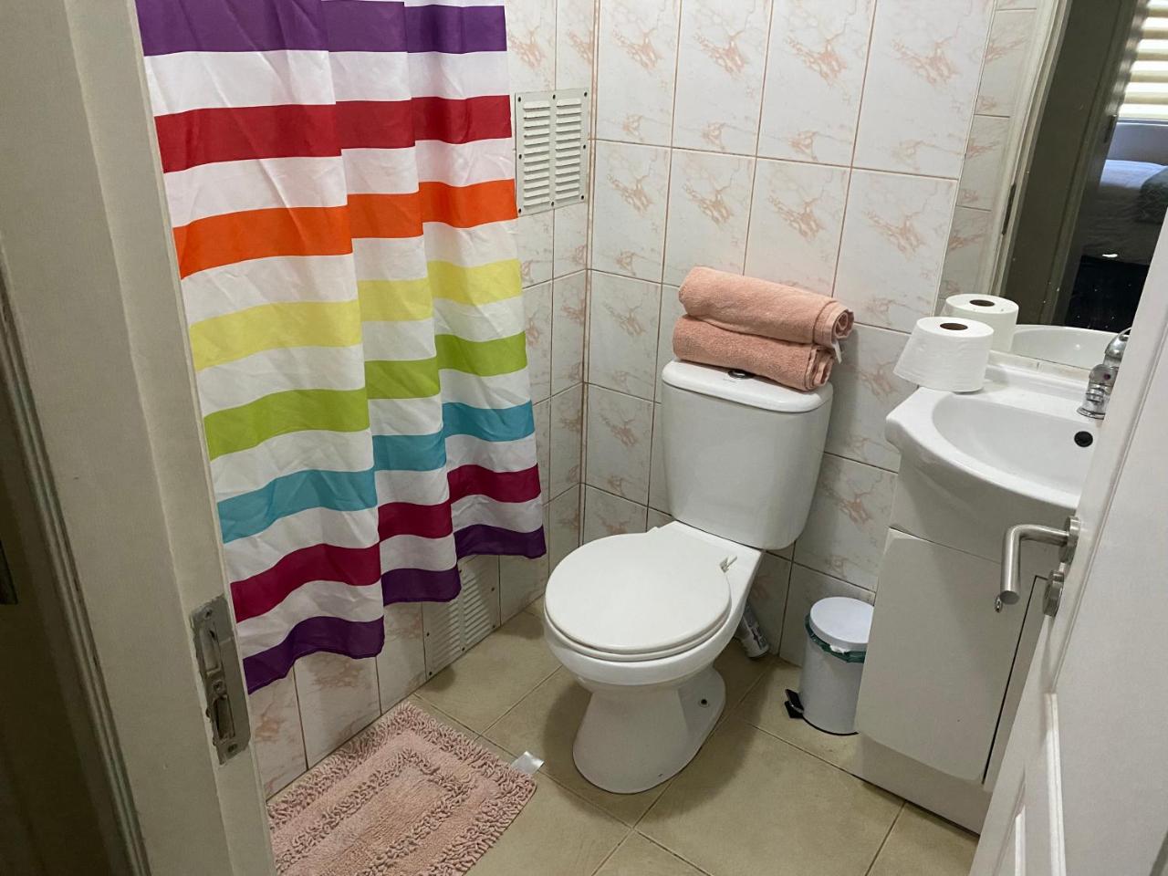 Dormitorio con ba�o privado en departamento