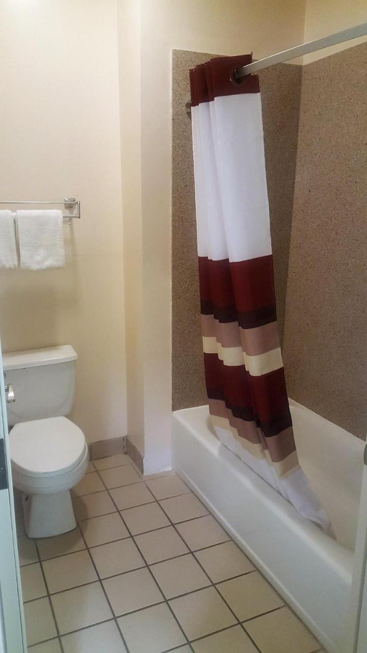 Image: Red Roof Inn & Suites Houston – Humble/IAH Airport