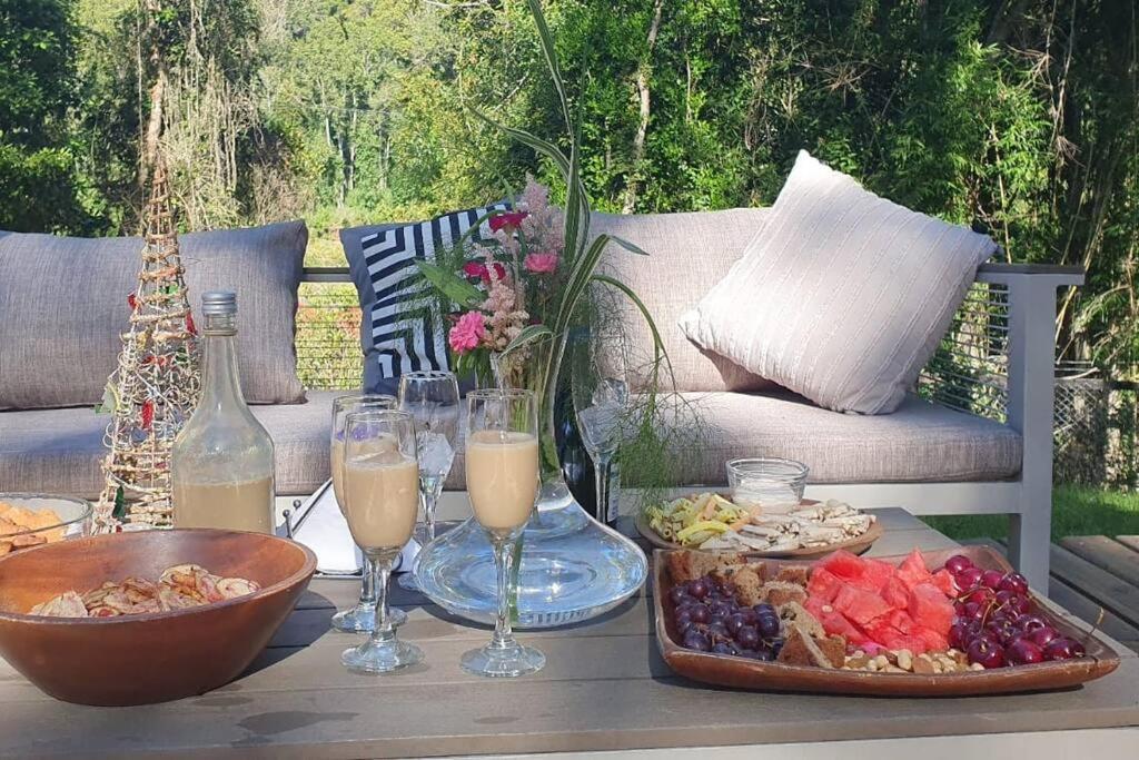 Puerto Varas con Tinaja, bosque y r�o.