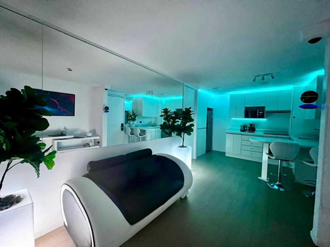 Departamento gal�ctico con vista al desierto