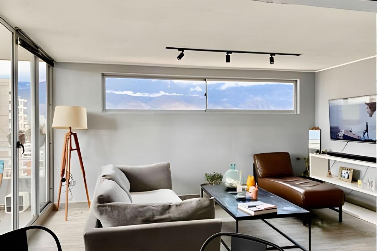 Amplio y Soleado: Vistas a los Andes Nevados y a Santiago.