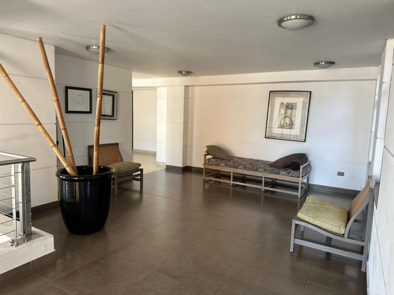 Departamento detr�s de playa brava avenida cerca de Jumbo