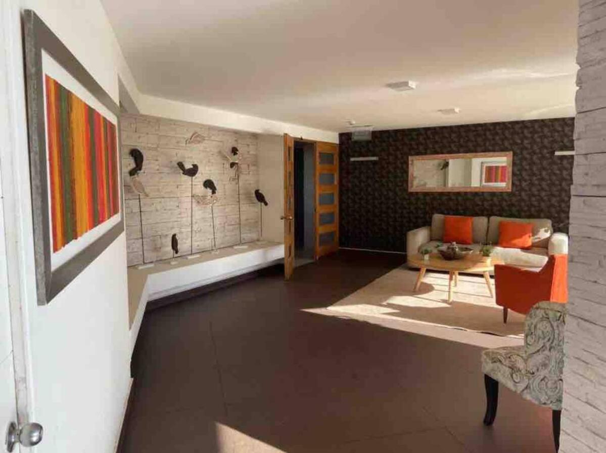 Frente al mar y Laguna artificial