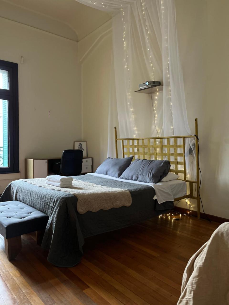 C�modo estudio con proyector de cine en centro de Santiago