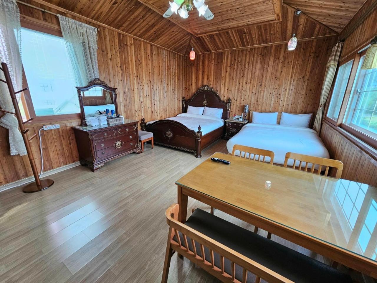 Image: Billions Motel