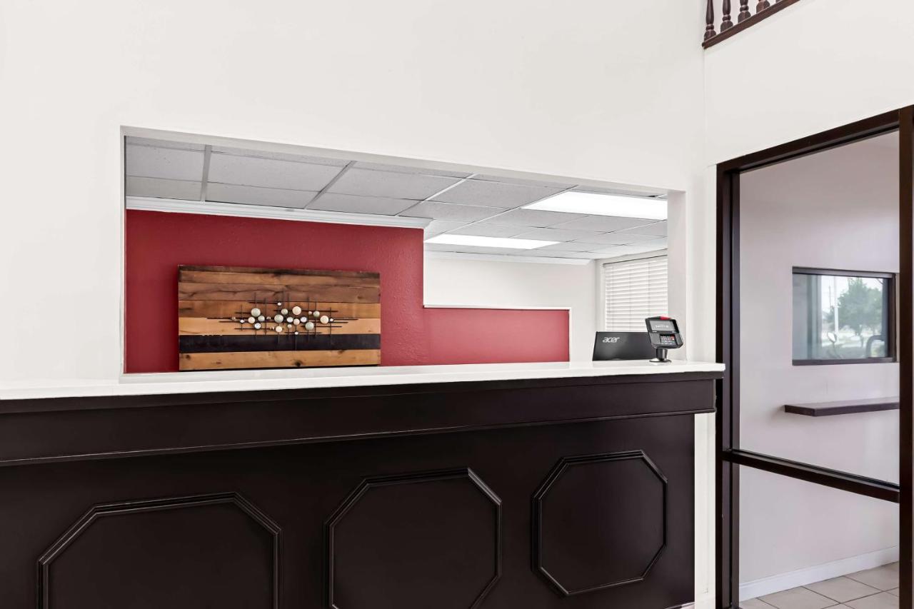 Image: Red Lion Inn & Suites Saint Louis