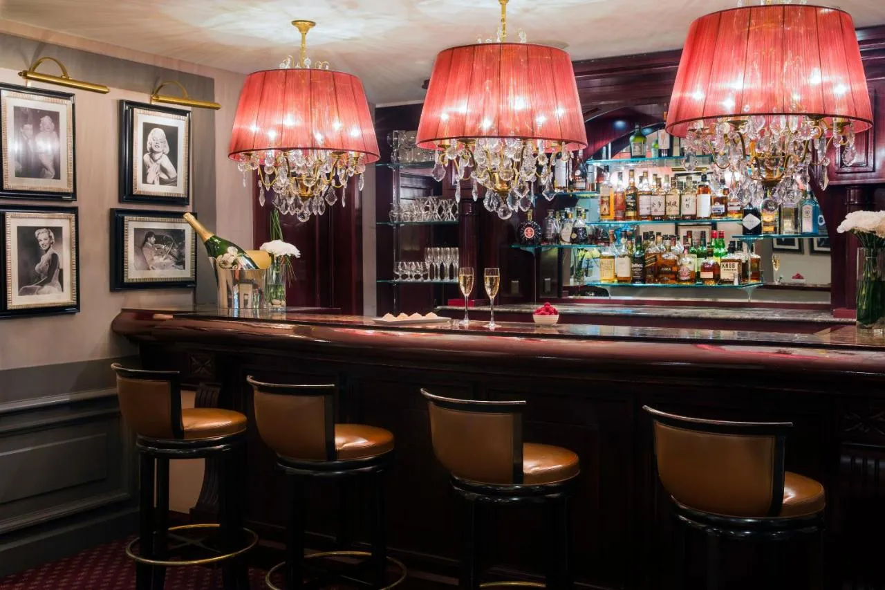 Une image du bar du Royal Manotel.