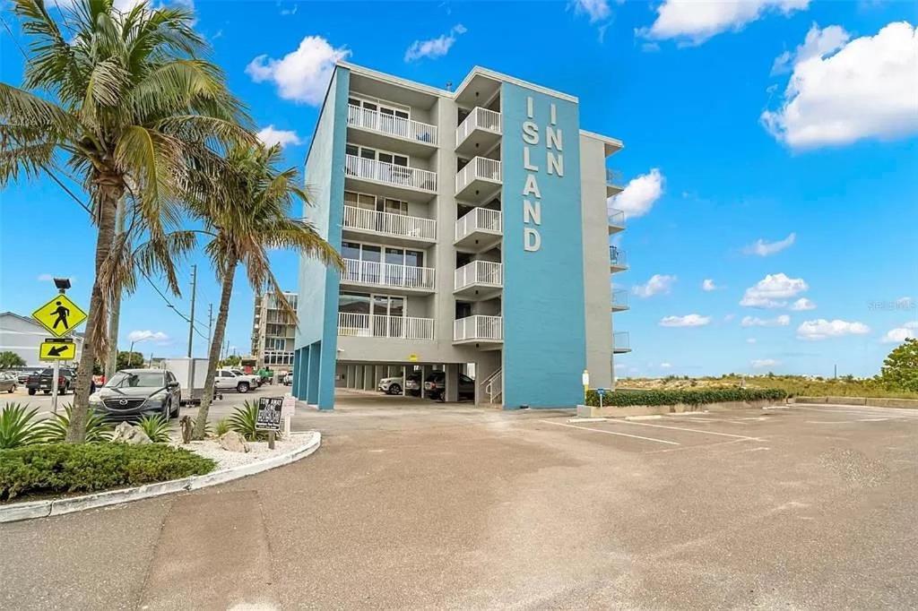 Image: Island Inn Beach Resort