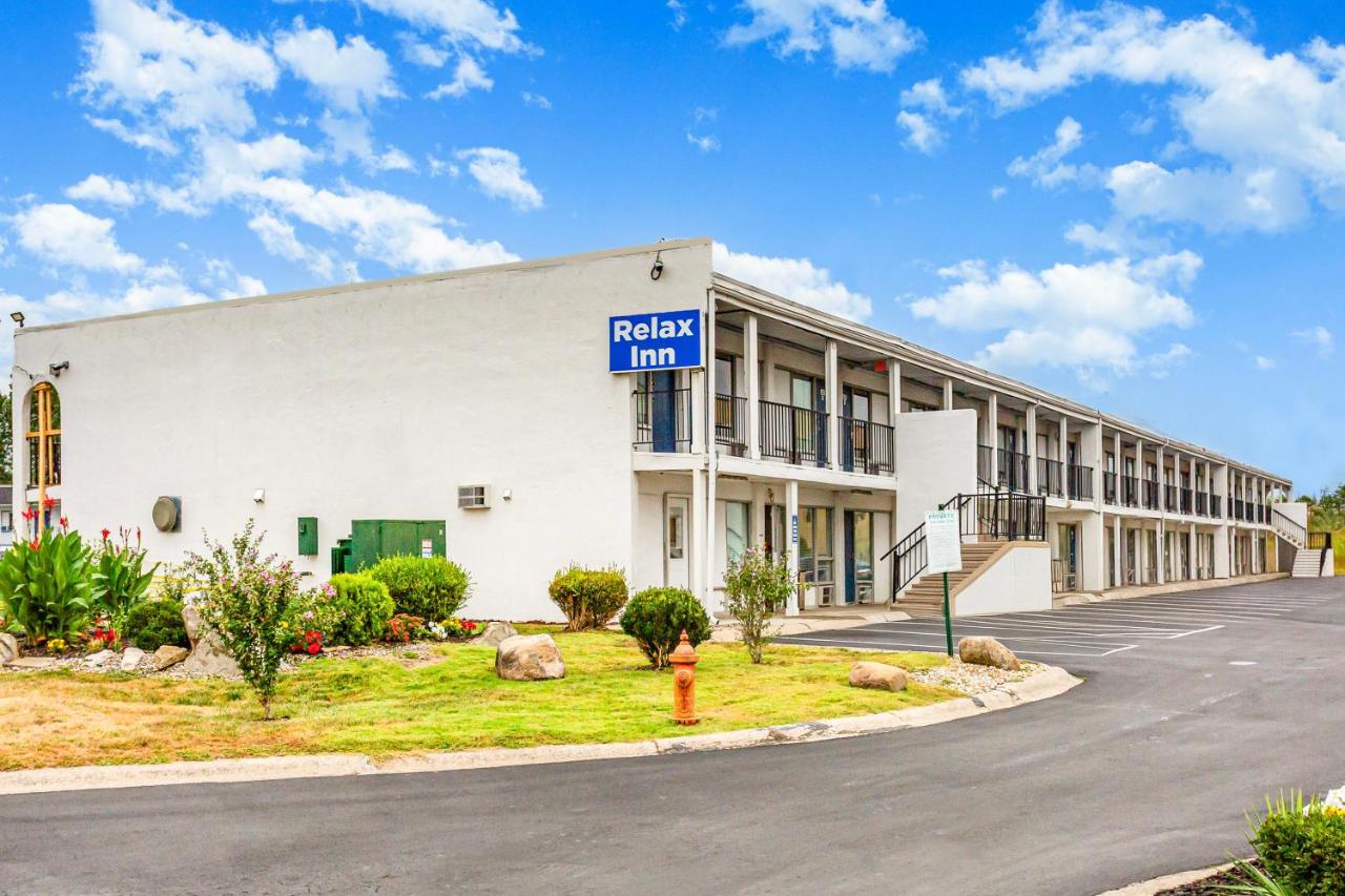 Image: Relax Inn by OYO Columbus OH I 70